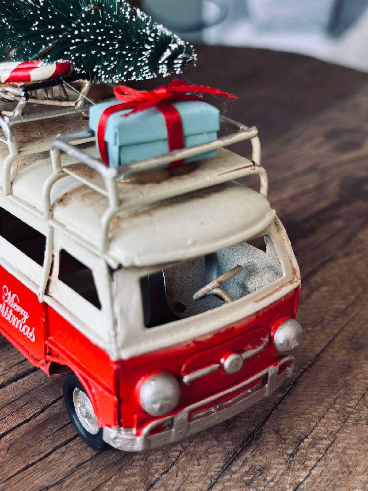 Voiture avec sapin de Noël et cadeaux