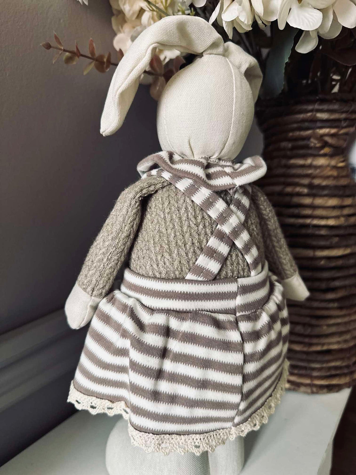 Lapin - Fille en robe rayée