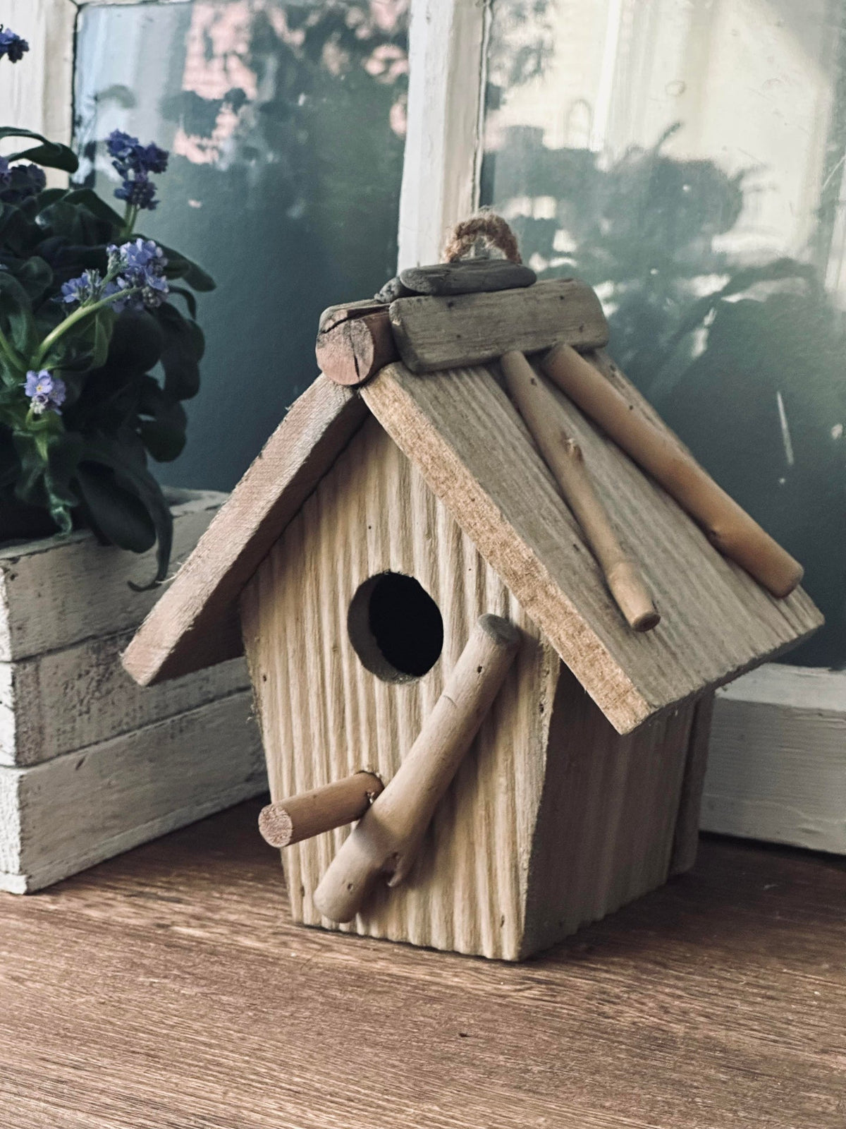 Maison pour oiseaux en bois blanchi