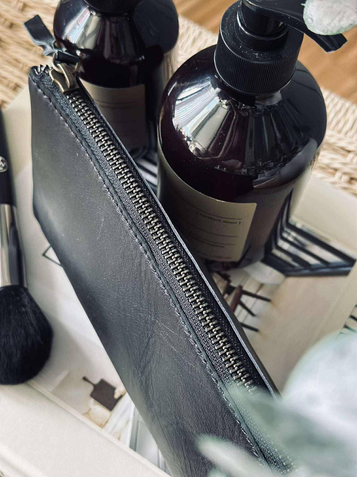 La pochette de maquillage - Black leather