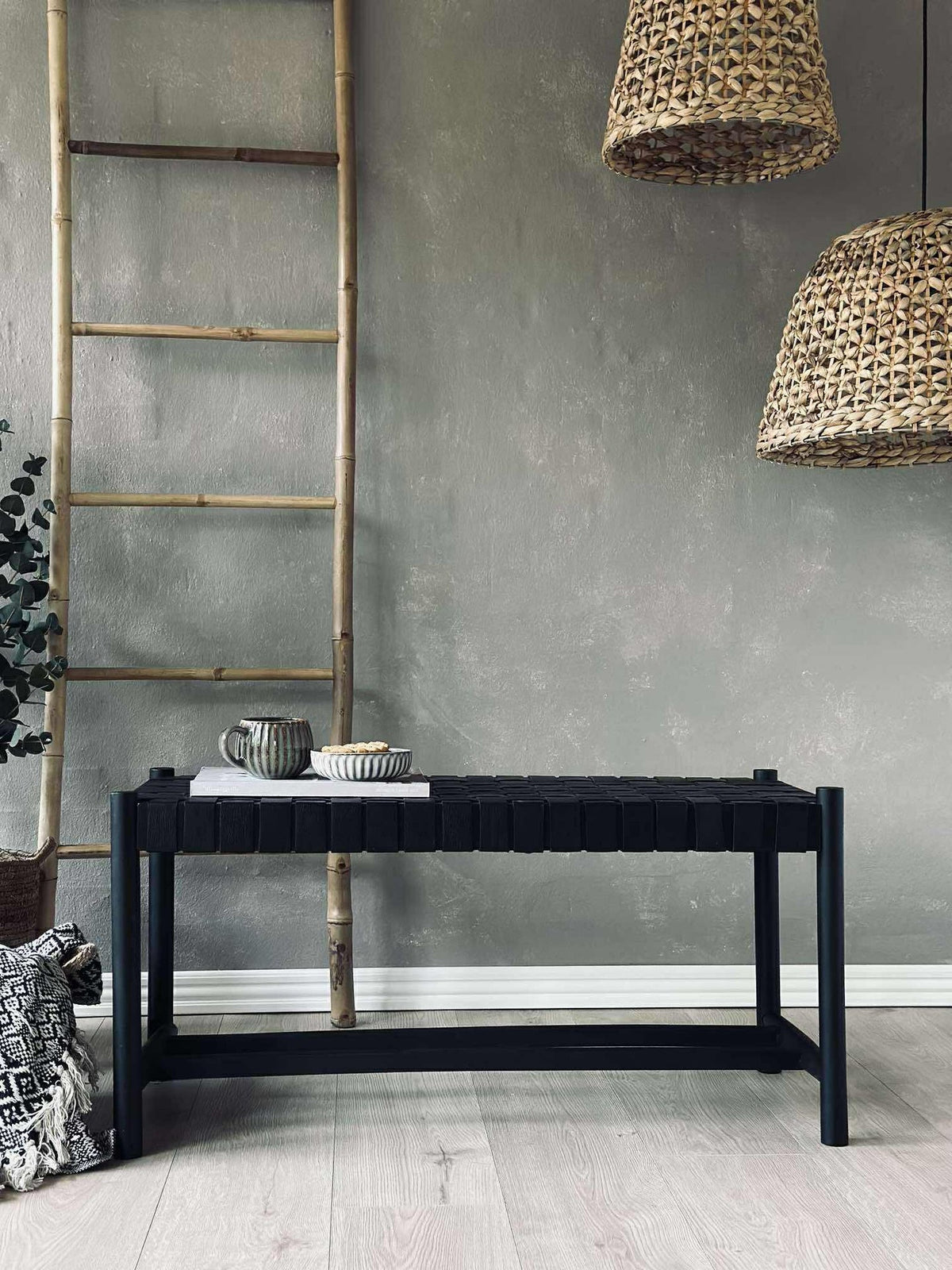 Banc avec assise tressée - Cuir noir