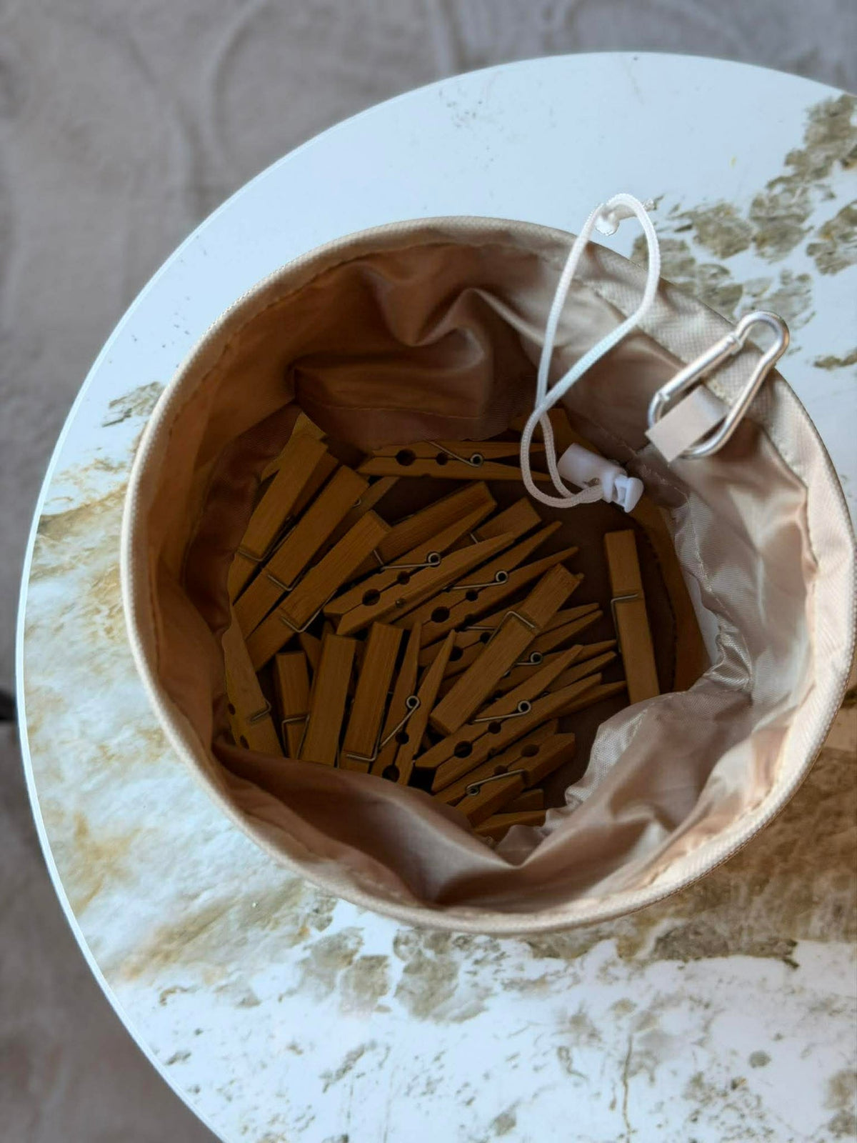 Panier avec 24 pinces à linge