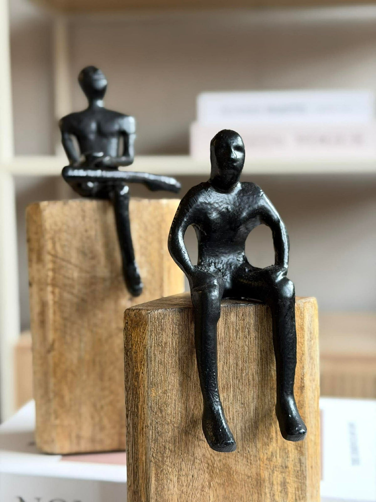Figurine assise sur bloc en bois - MIX
