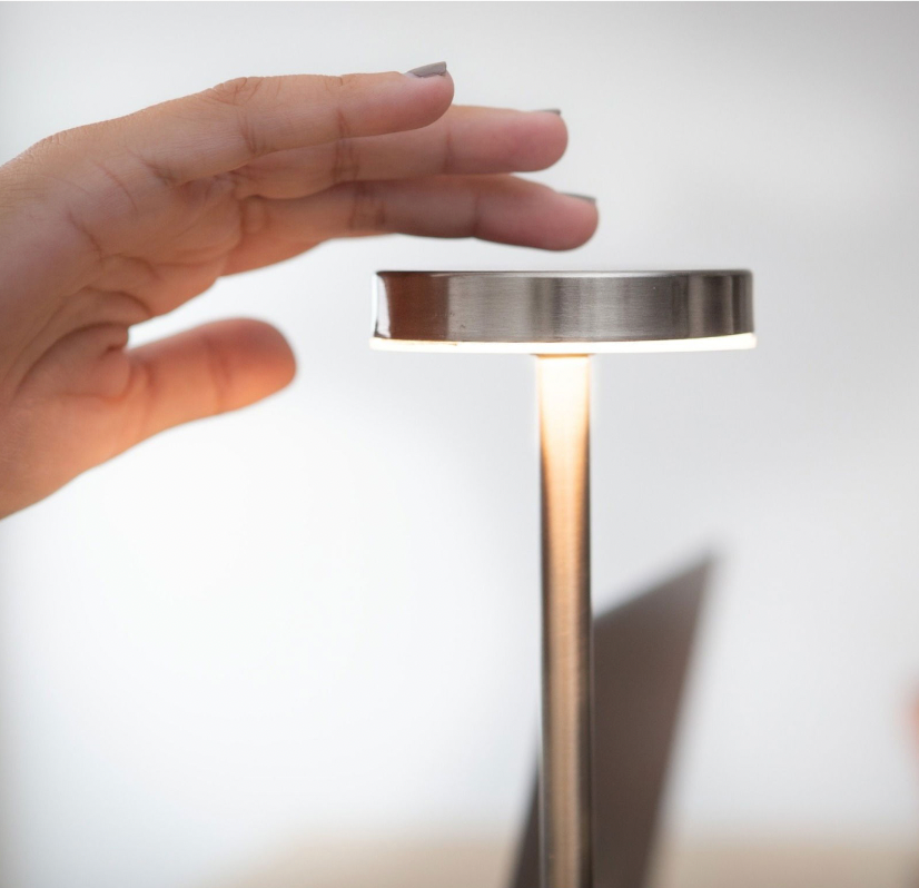 Lampe de table tactile argentée