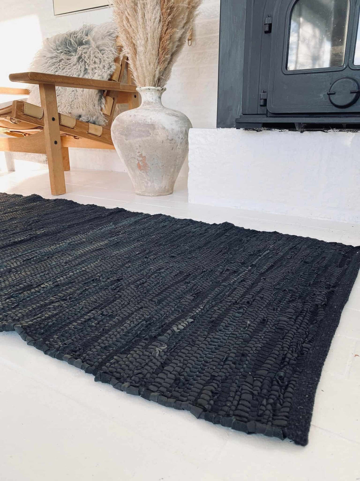 Gulvtæppe i Sort skind – 70×140 - VIAMAJA.DK