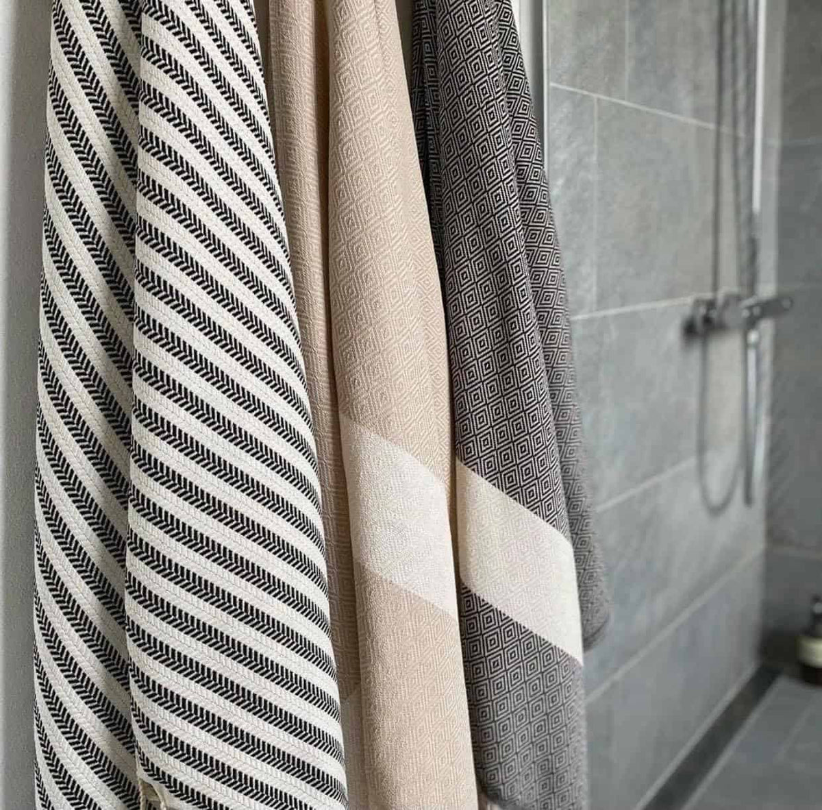 Hamam badehåndklæde med flotte striber - 90x180 - VIAMAJA.DK