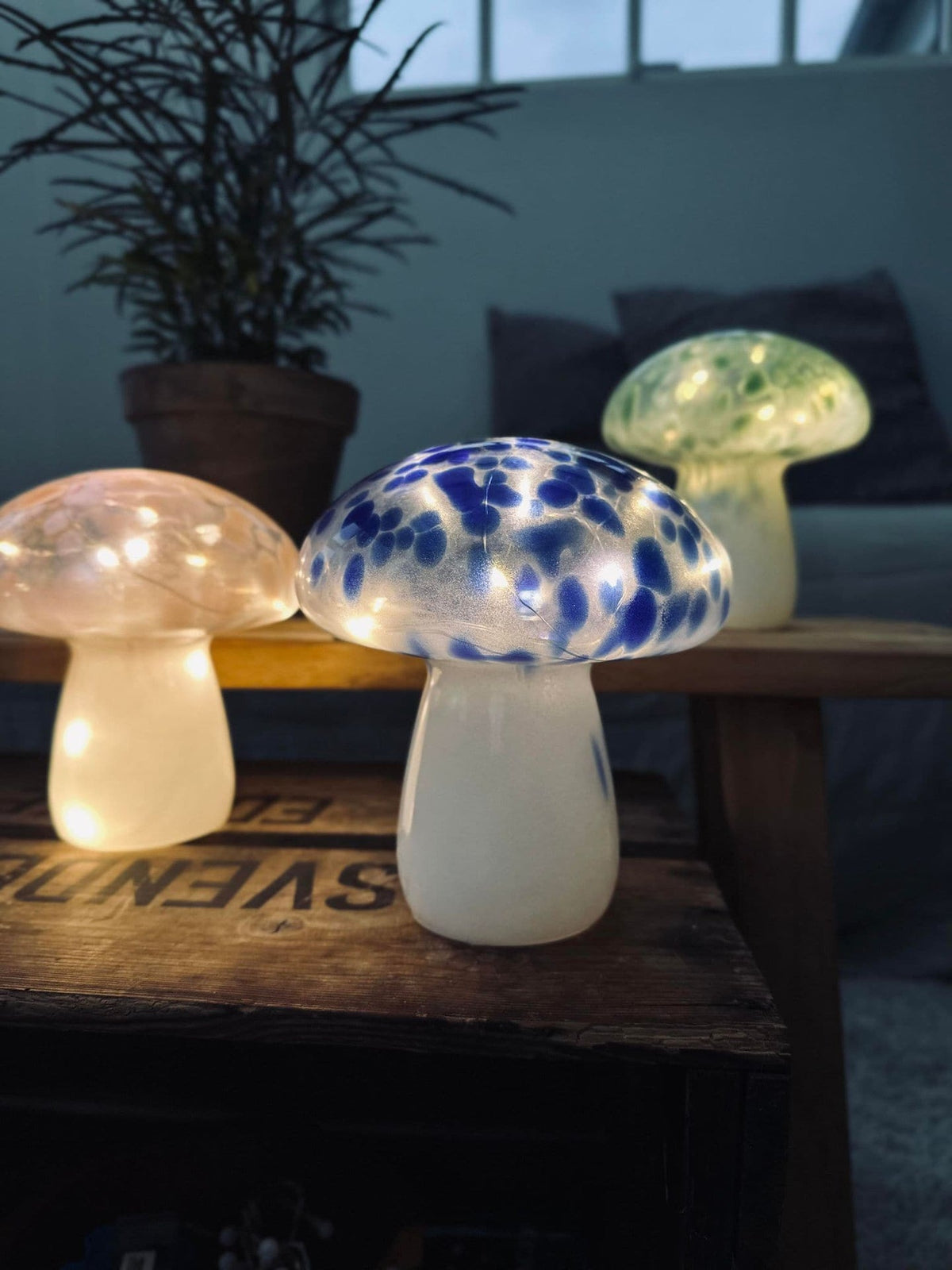 MUSHROOM Lampe m. LED – Royal blue mundblæst glas - VIAMAJA.DK