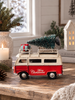 Voiture avec sapin de Noël et cadeaux