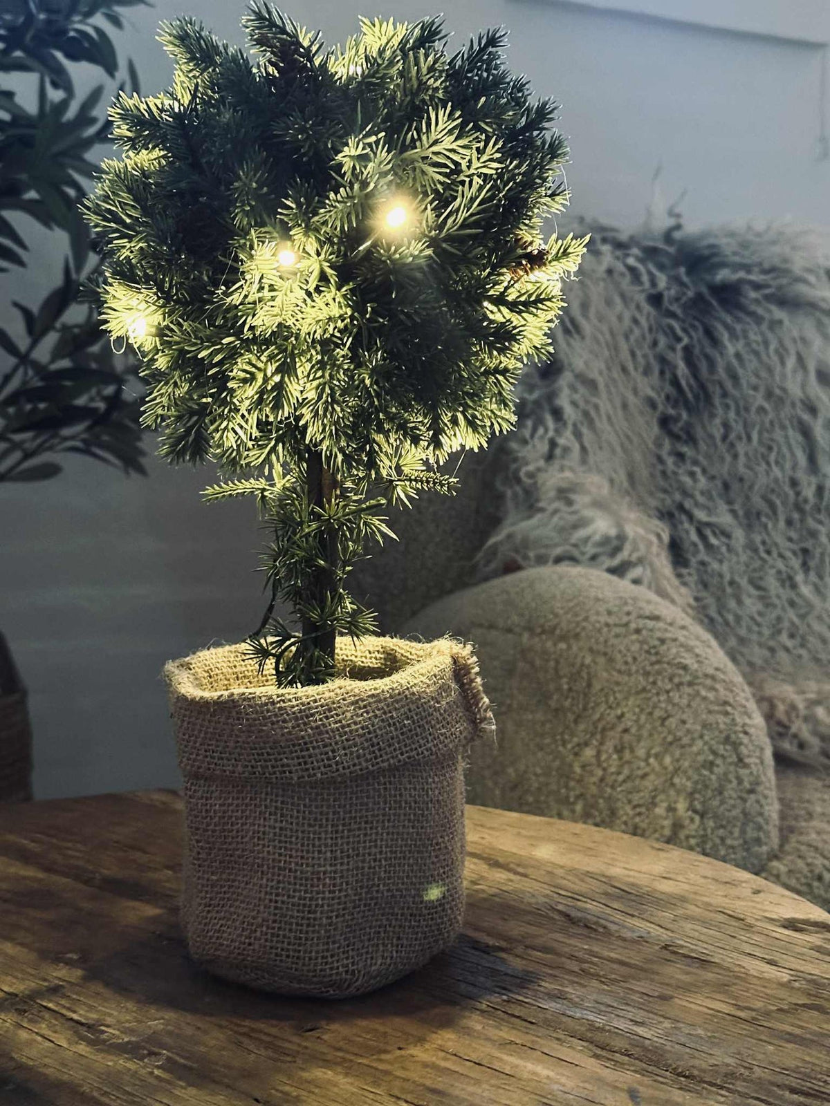 Sapin avec guirlande lumineuse - 36 cm.