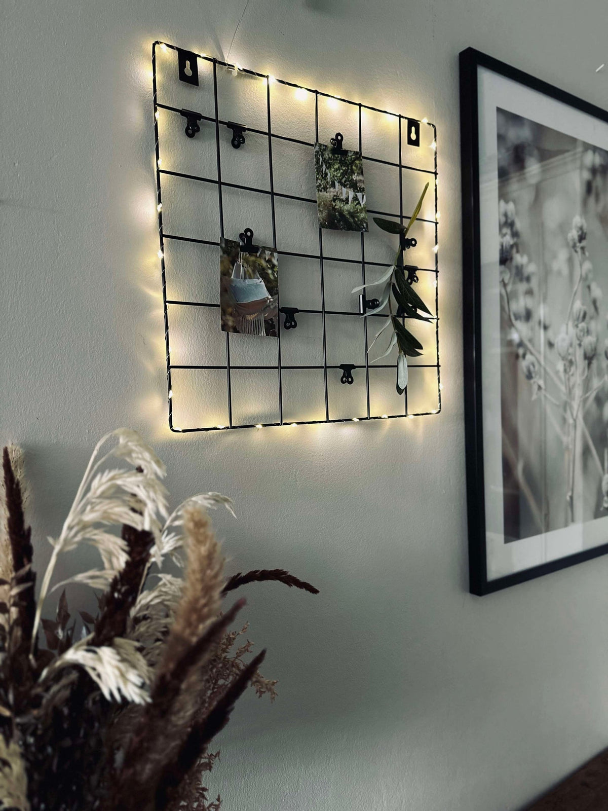 Panneau en métal noir – avec guirlande lumineuse et pinces