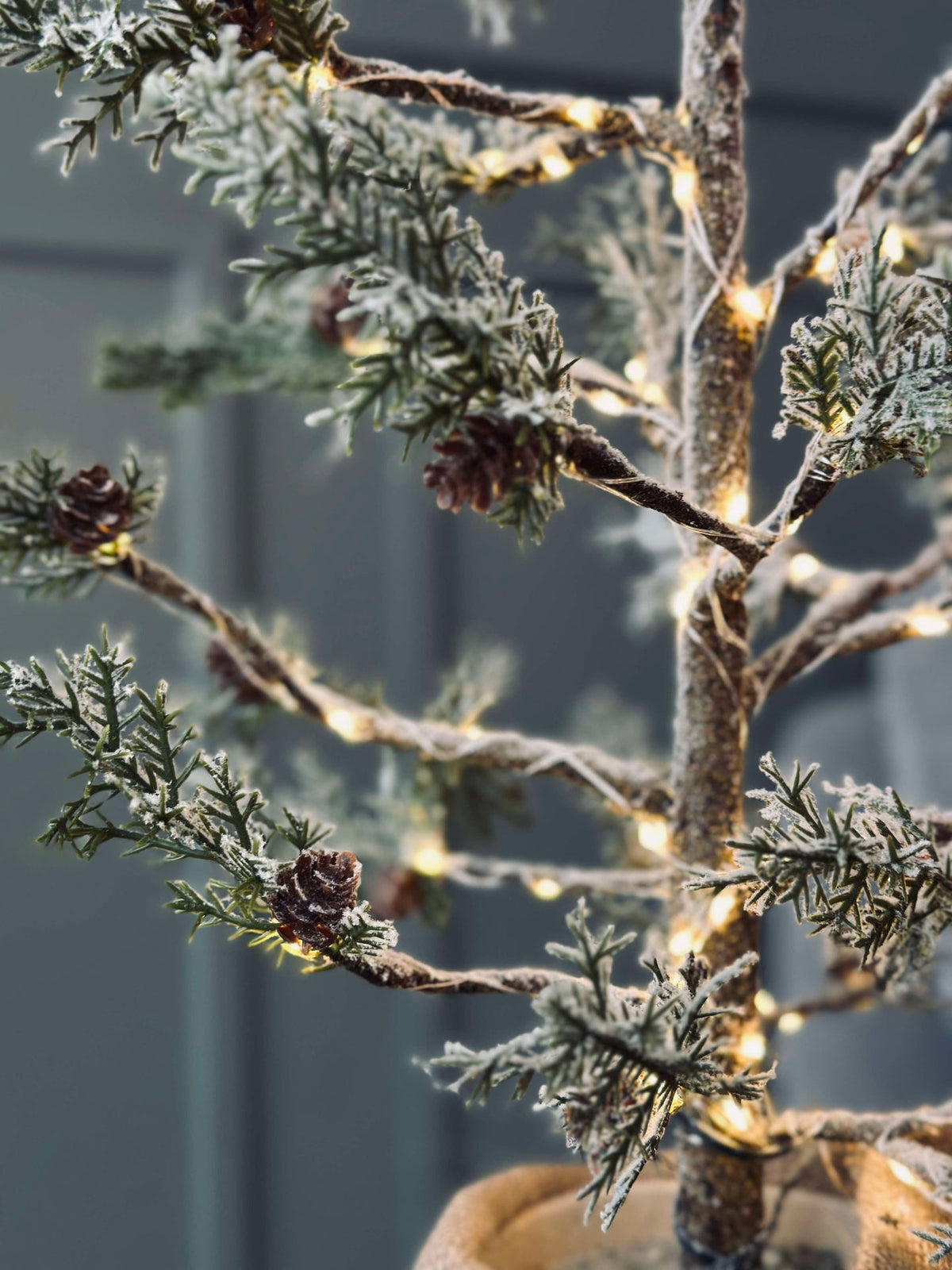 Sapin de Noël avec cônes et guirlande lumineuse - 70 cm