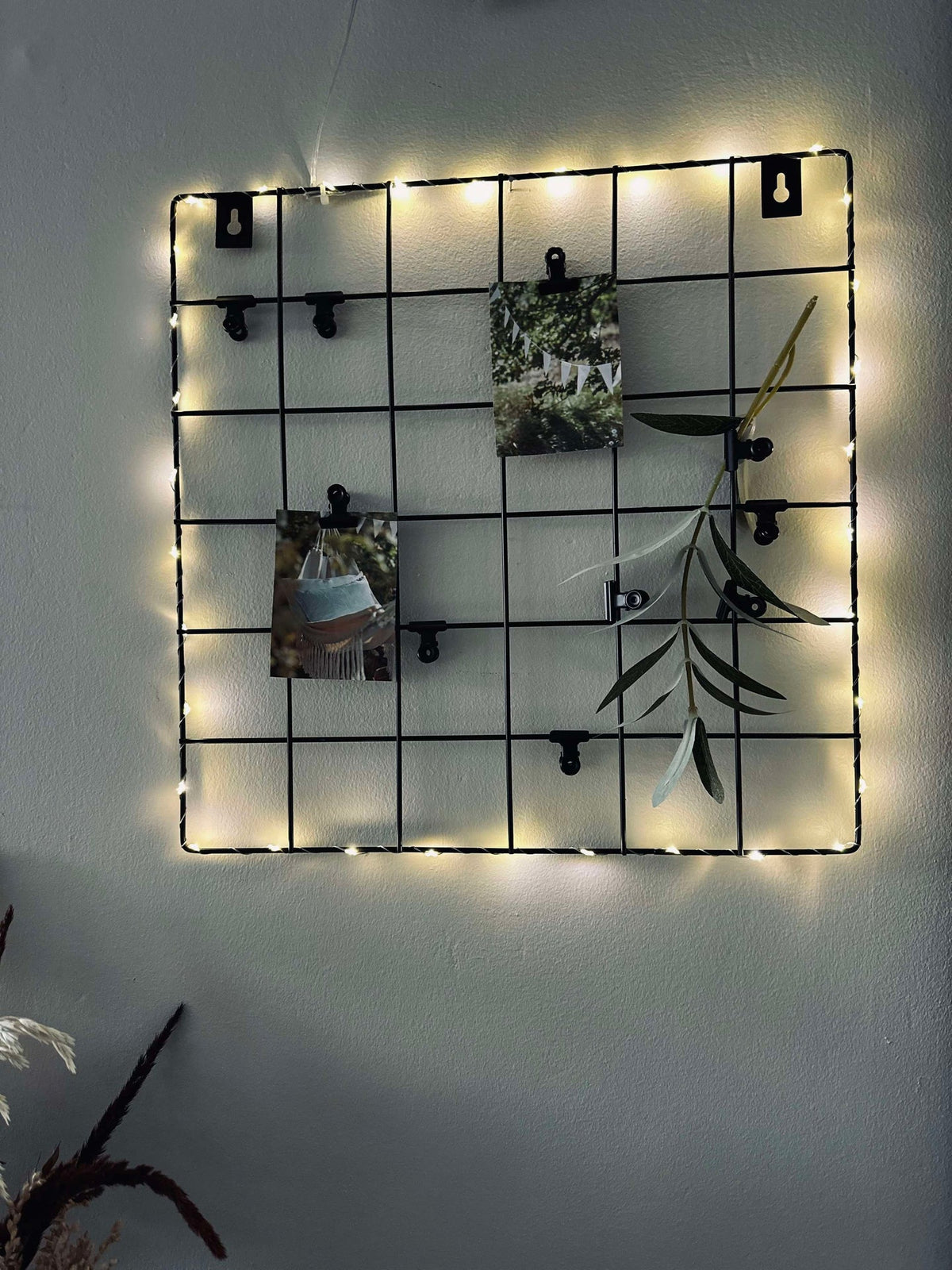 Panneau en métal noir – avec guirlande lumineuse et pinces