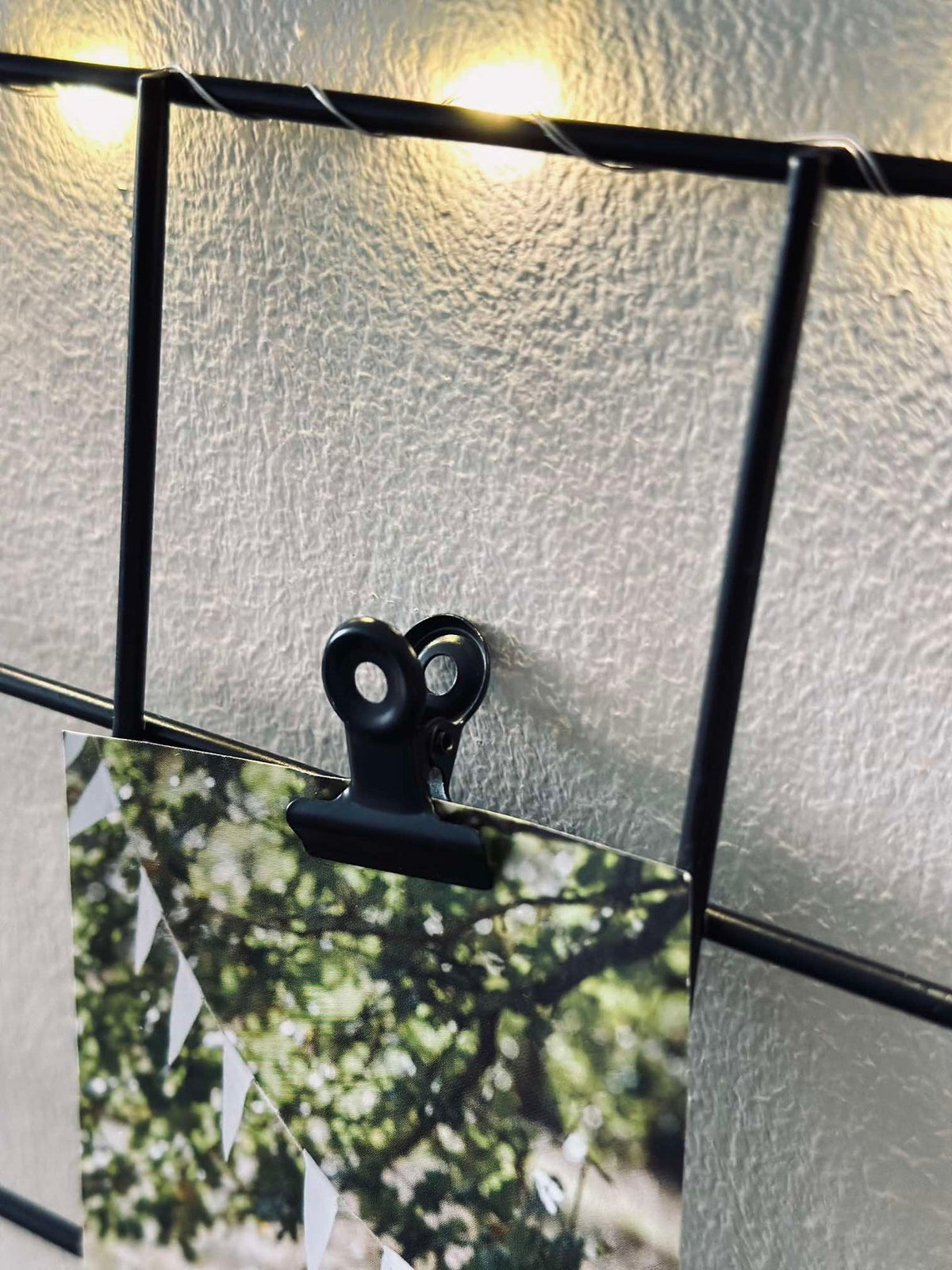 Panneau en métal noir – avec guirlande lumineuse et pinces