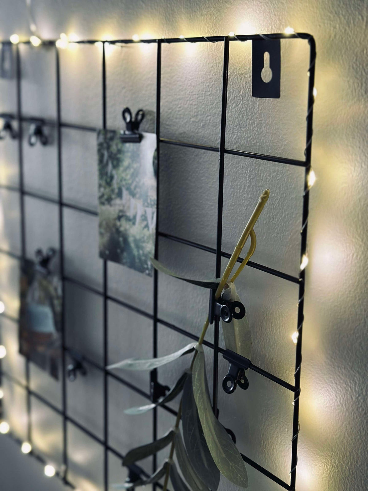 Panneau en métal noir – avec guirlande lumineuse et pinces