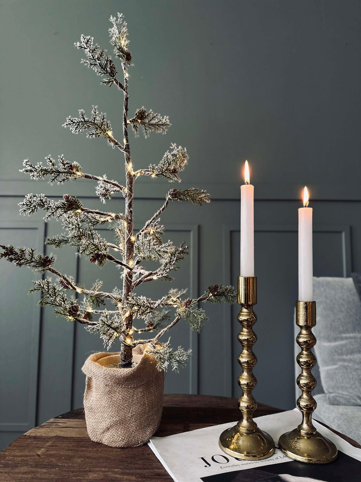 Sapin de Noël avec cônes et guirlande lumineuse - 70 cm
