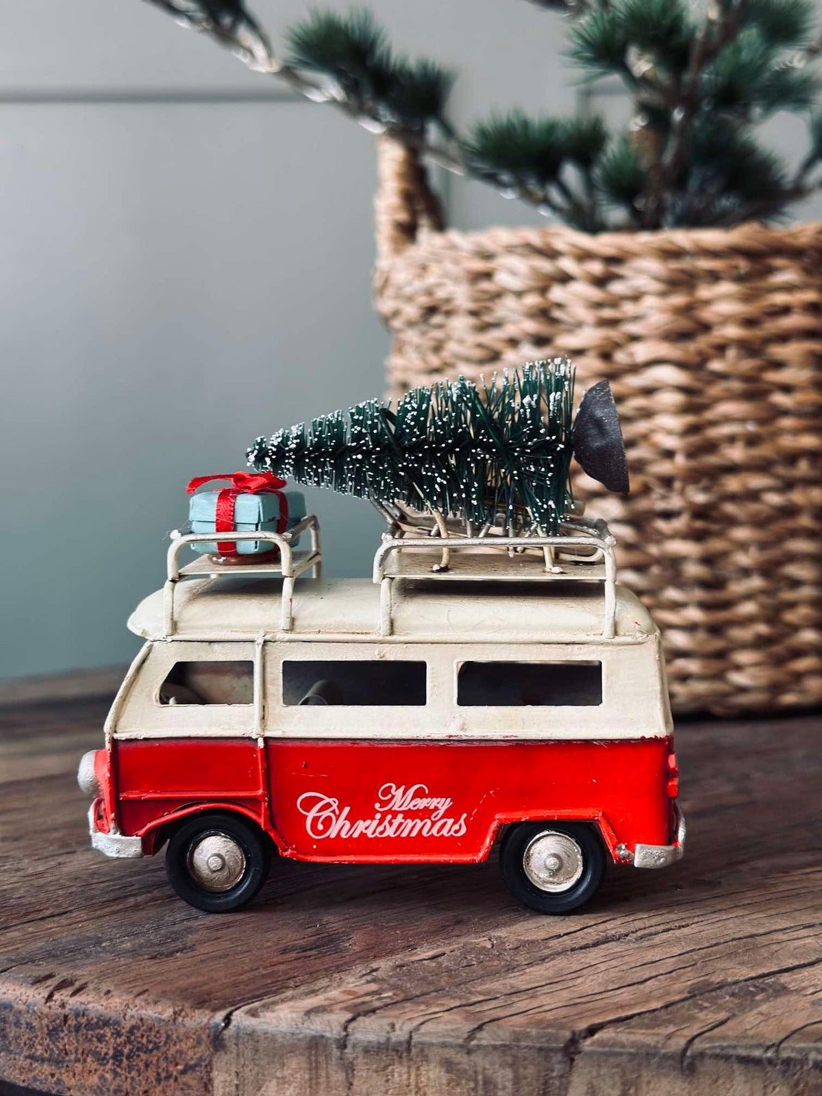 Voiture avec sapin de Noël et cadeaux