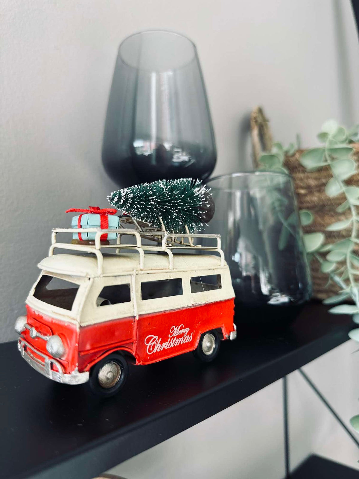 Voiture avec sapin de Noël et cadeaux