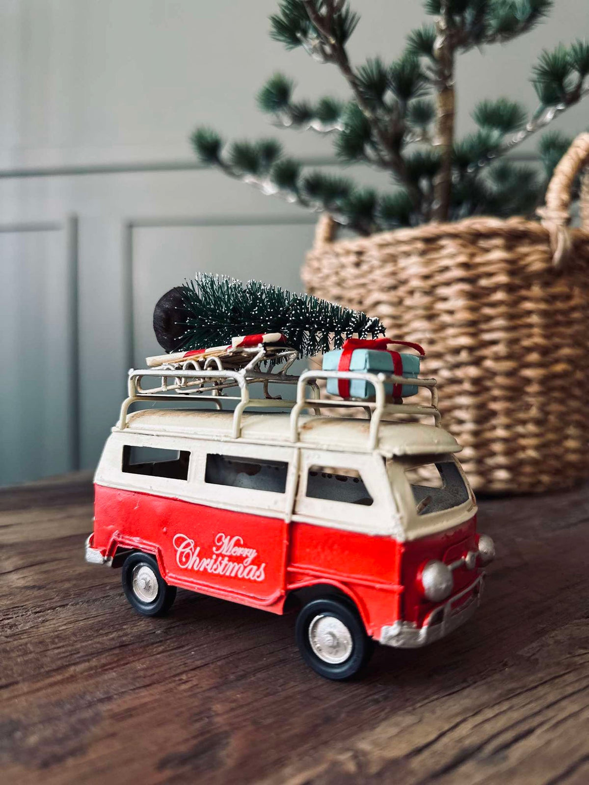 Voiture avec sapin de Noël et cadeaux