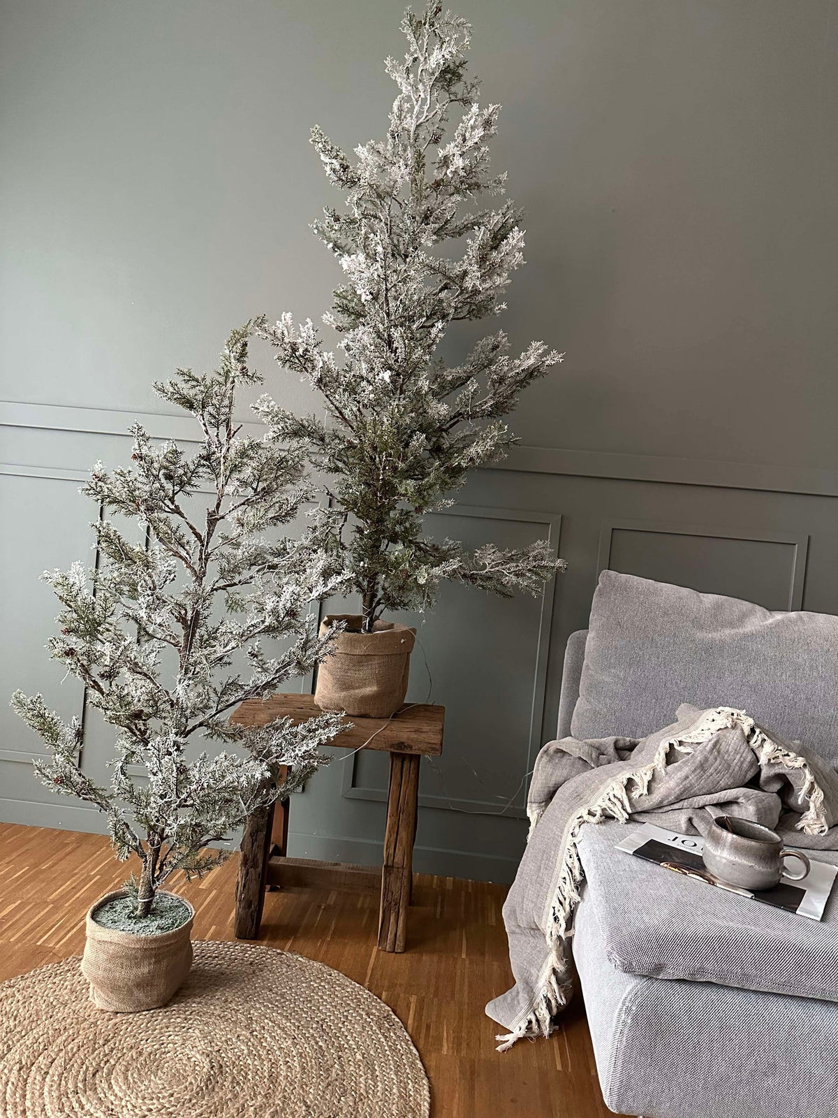 Arbre avec pommes de pin et guirlande lumineuse - 120 cm