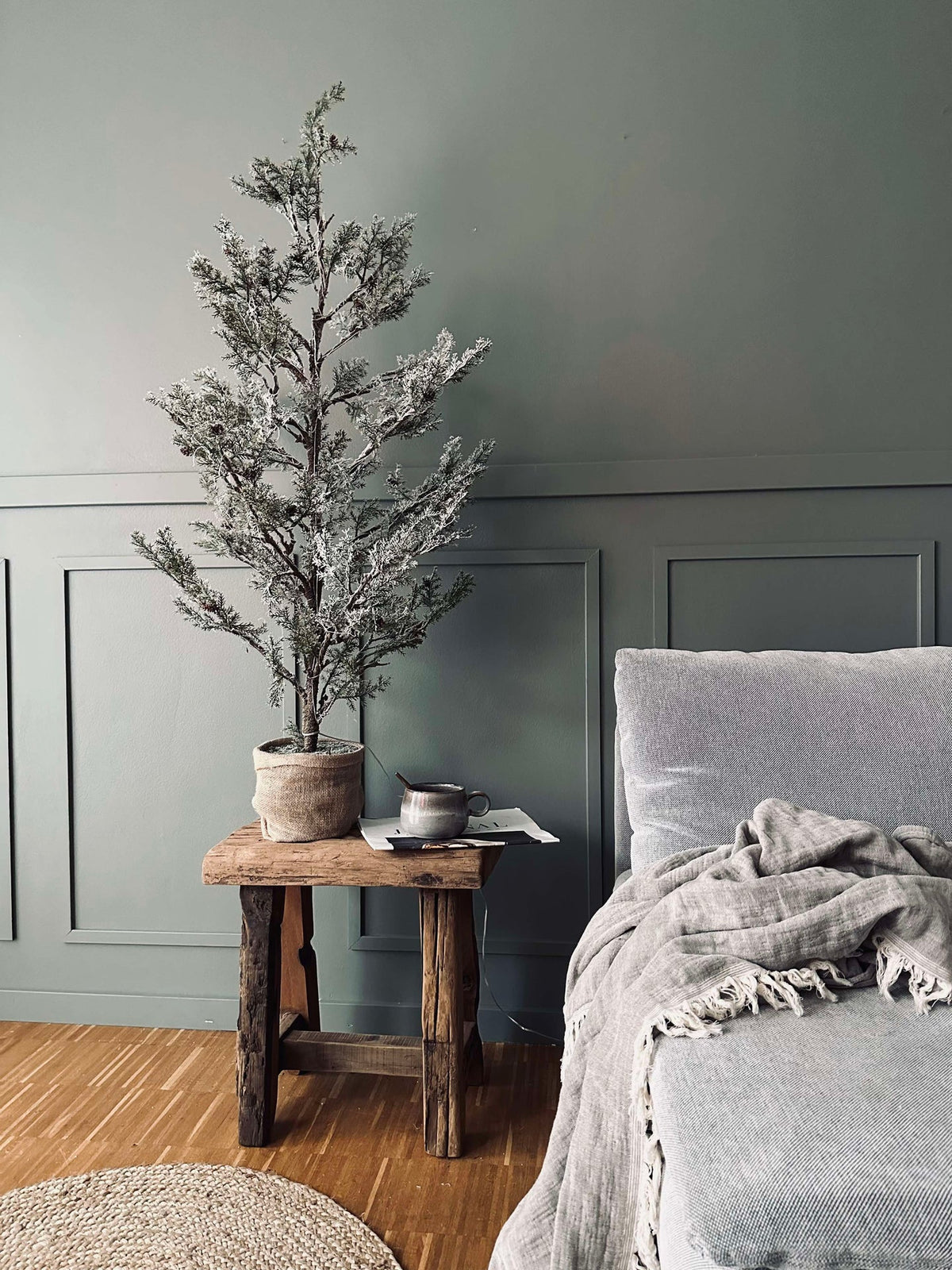 Arbre avec pommes de pin et guirlande lumineuse - 120 cm