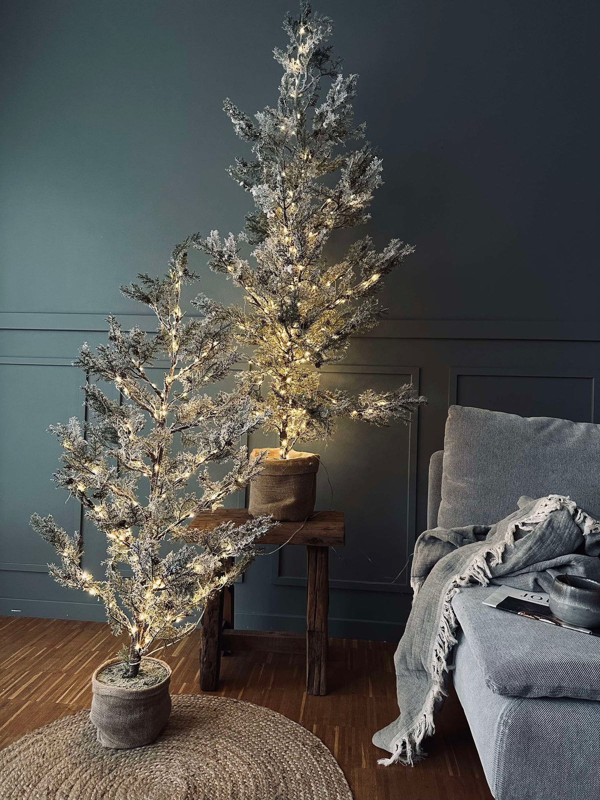Arbre avec pommes de pin et guirlande lumineuse - 120 cm