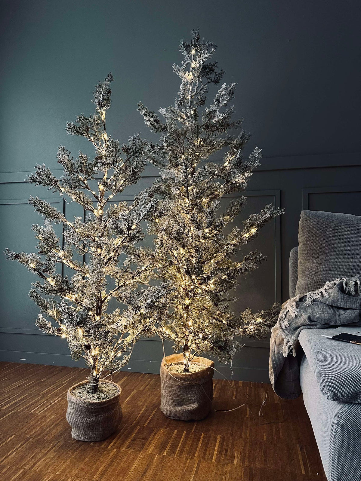 Arbre avec pommes de pin et guirlande lumineuse - 120 cm