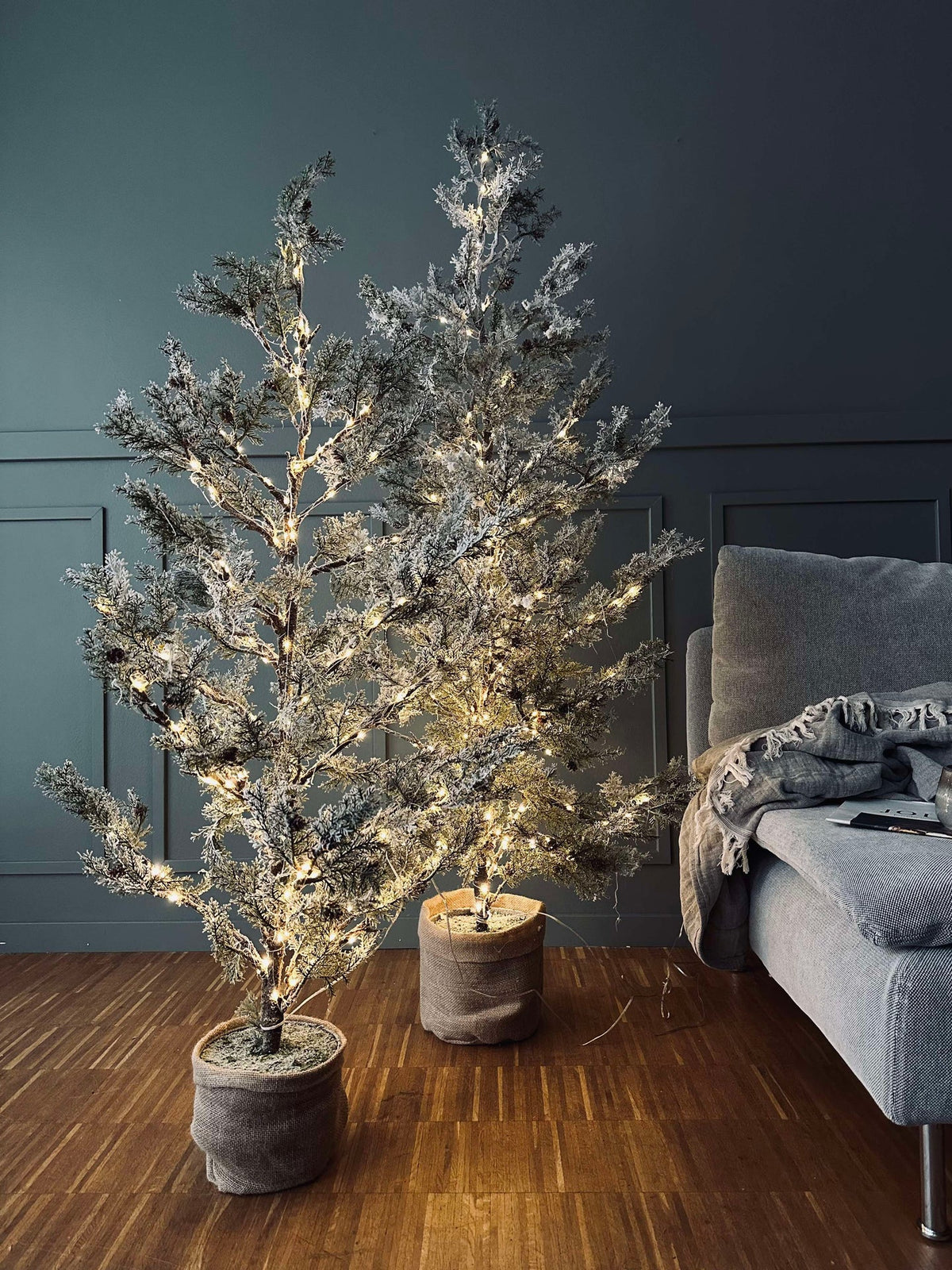 Arbre avec pommes de pin et guirlande lumineuse - 120 cm