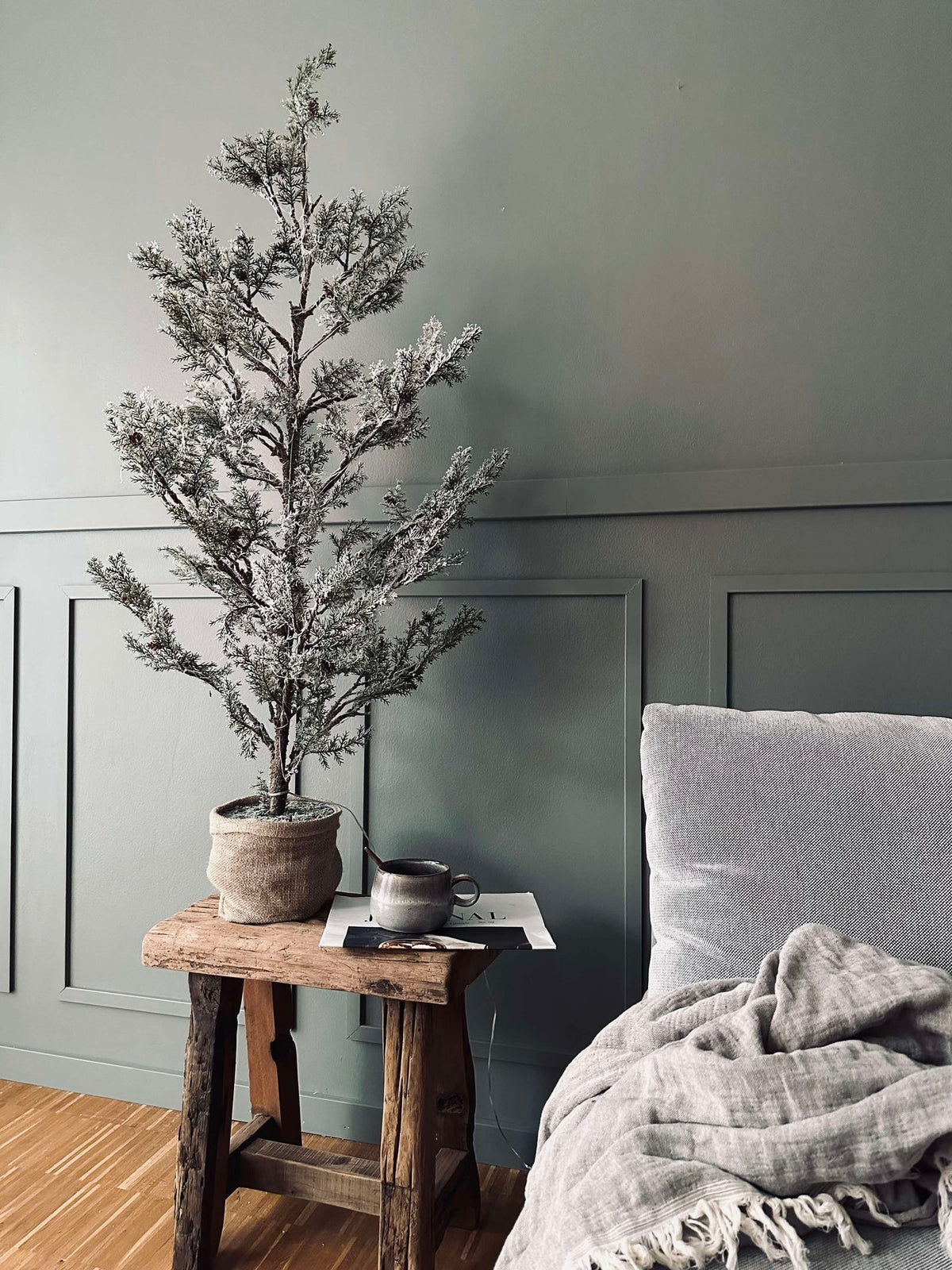 Arbre avec pommes de pin et guirlande lumineuse - 120 cm