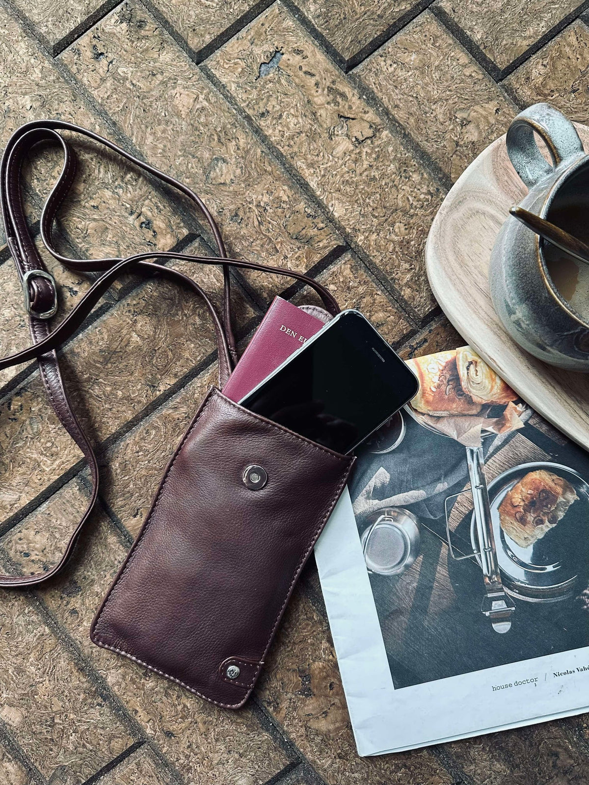 Sac téléphone Small Aura Dark Brown