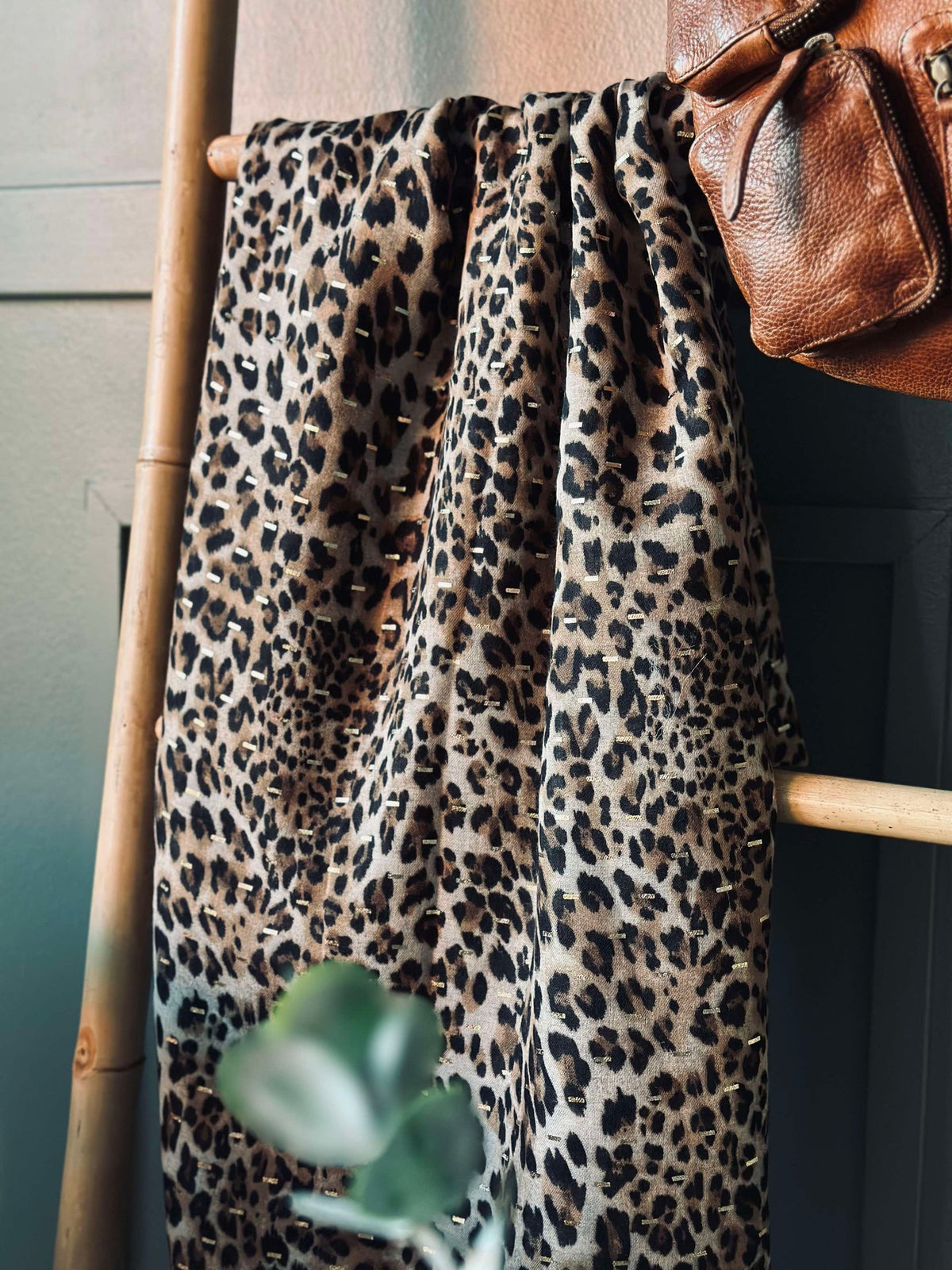 Foulard léopard avec détail doré - Beige