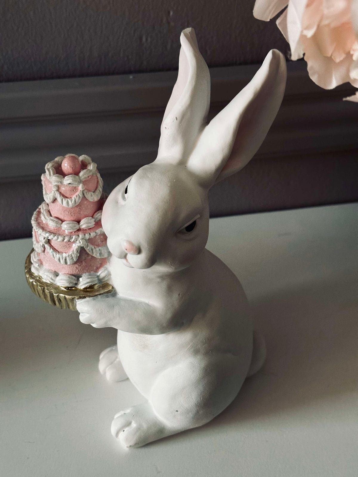 Lapin avec gâteau