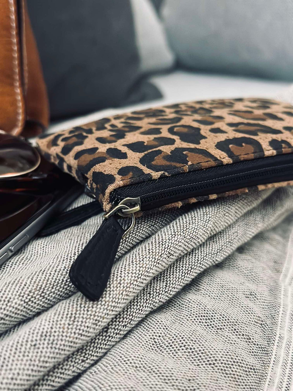 Portefeuille dark Leopard en daim