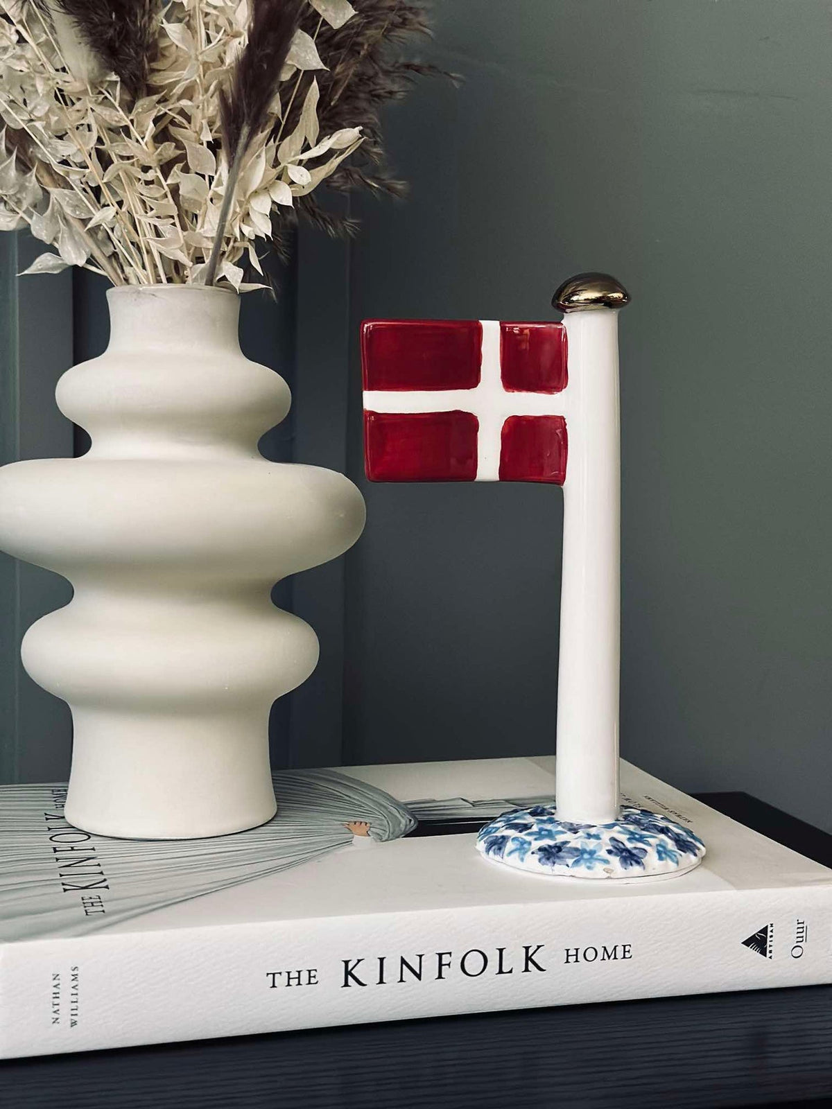 Drapeau en céramique – Dannebrog avec base bleue