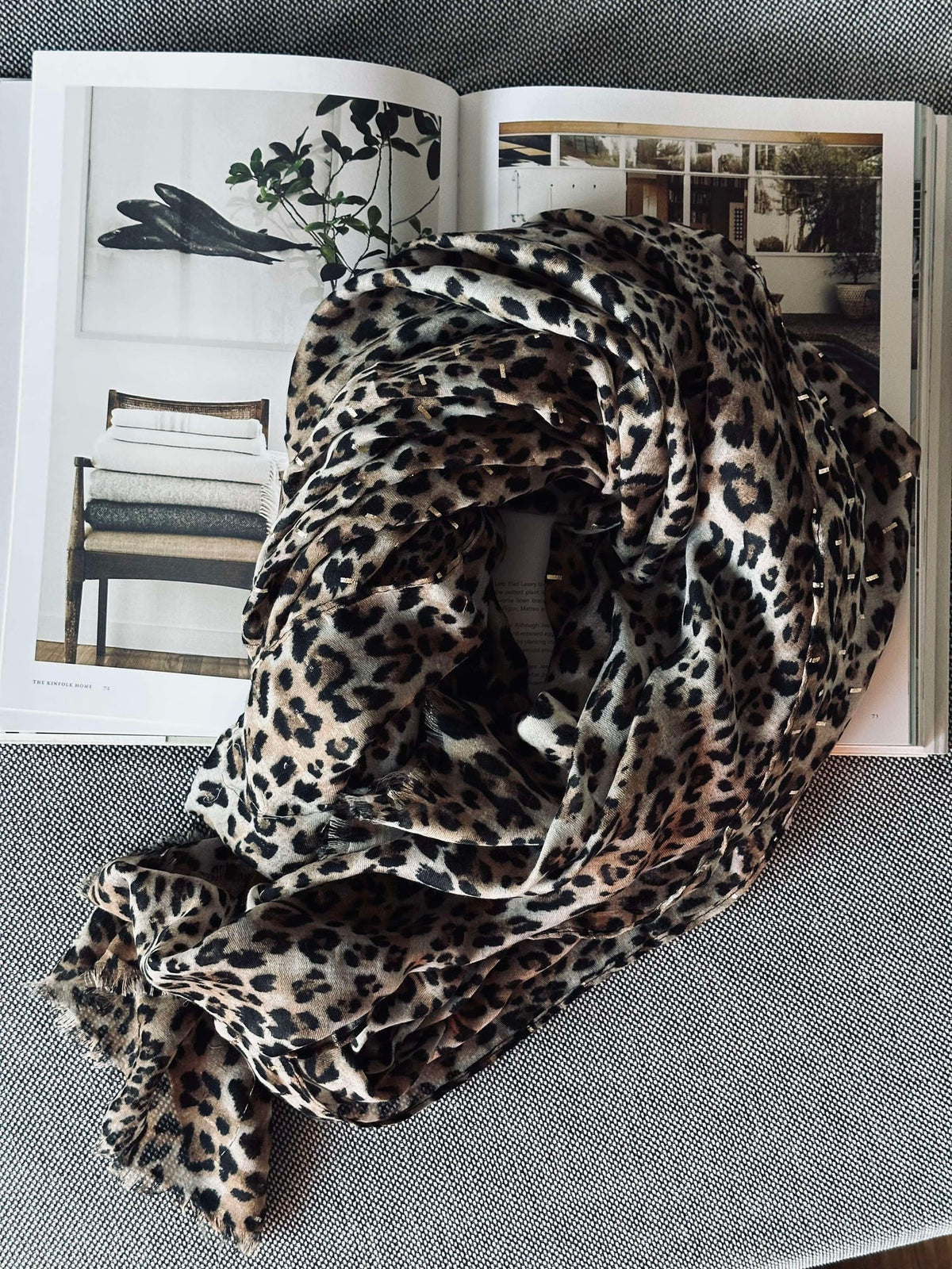 Foulard léopard avec détail doré - Beige