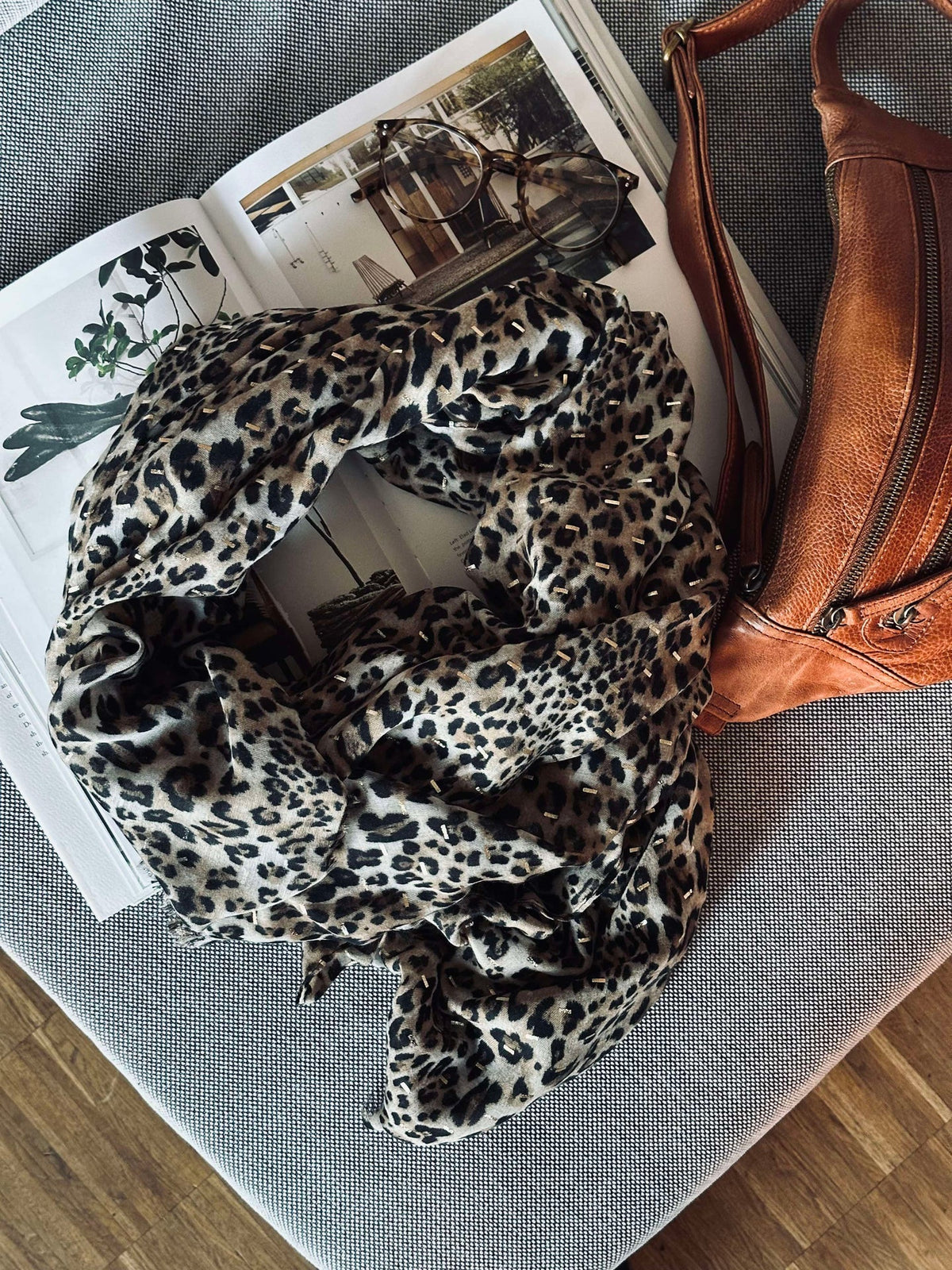 Foulard léopard avec détail doré - Beige