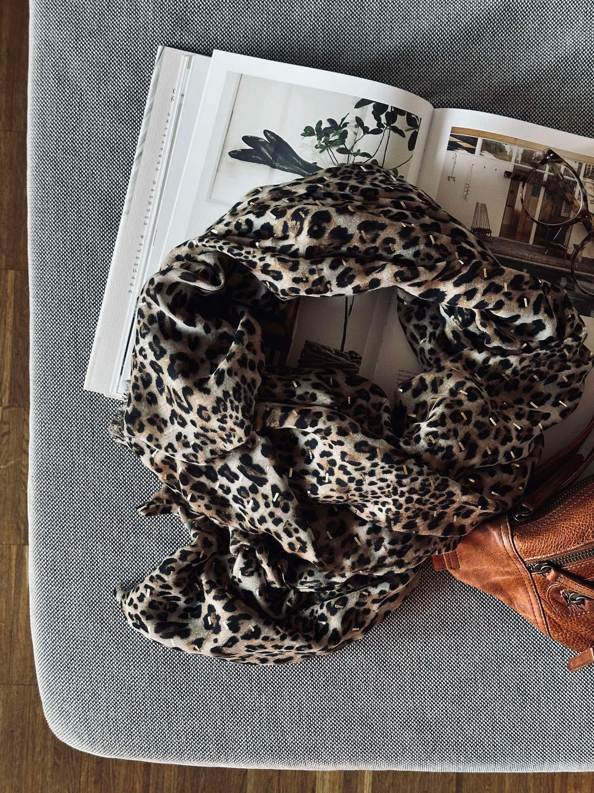 Foulard léopard avec détail doré - Beige