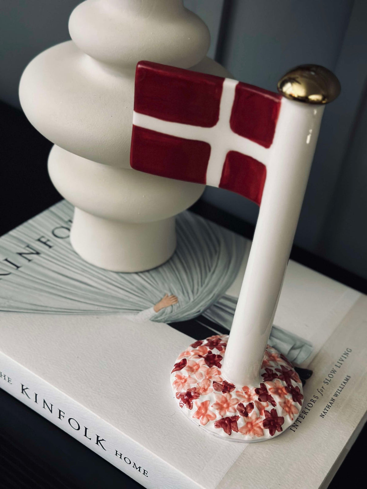 Drapeau en céramique – Dannebrog avec socle rose
