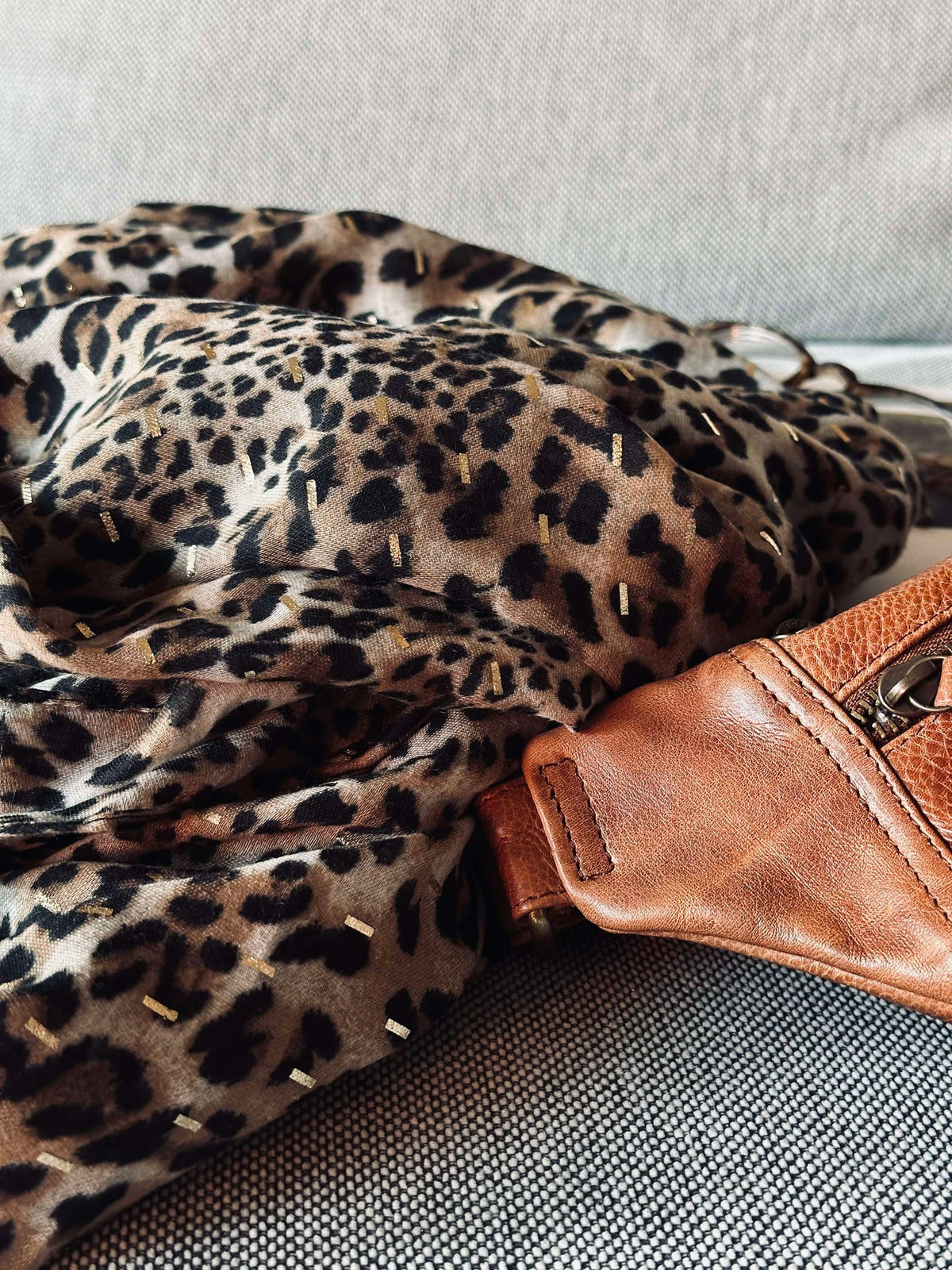 Foulard léopard avec détail doré - Beige