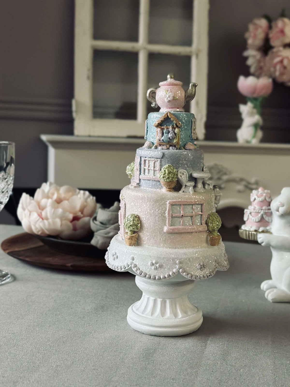 Gâteau avec tasse à thé - décoration de table