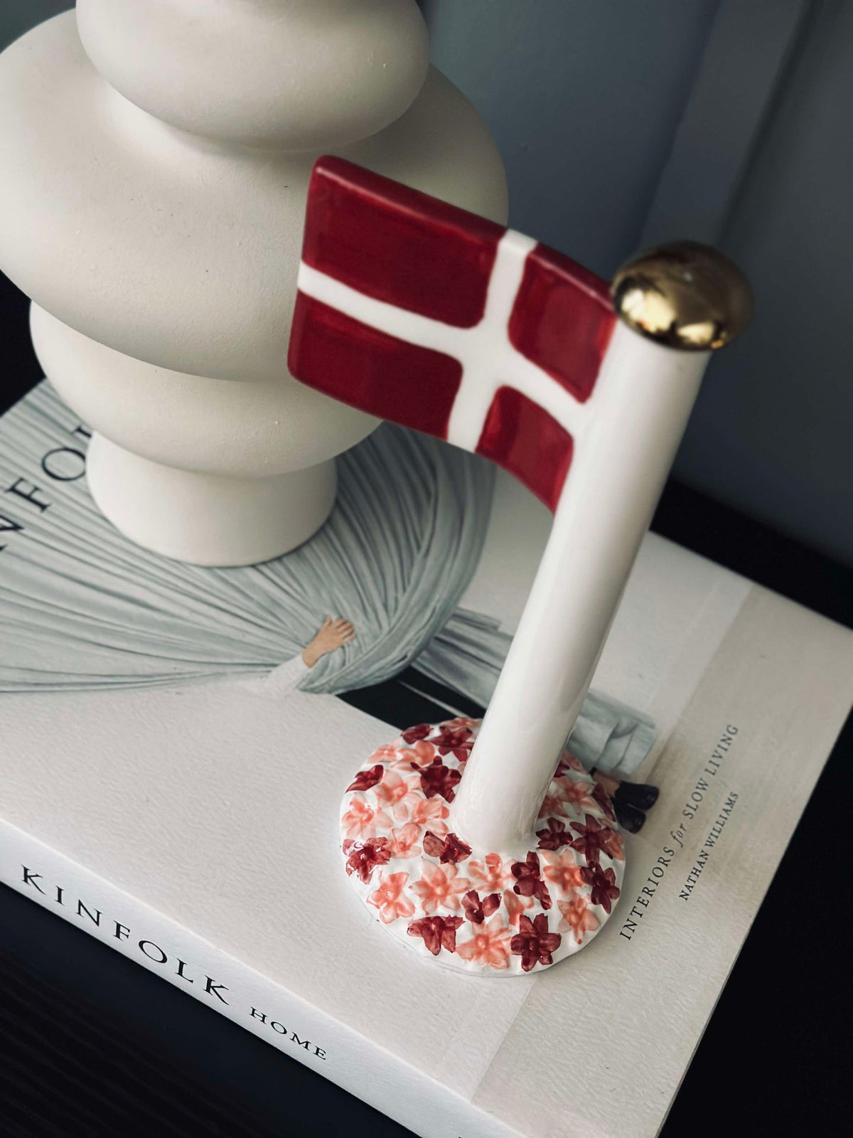 Drapeau en céramique – Dannebrog avec socle rose