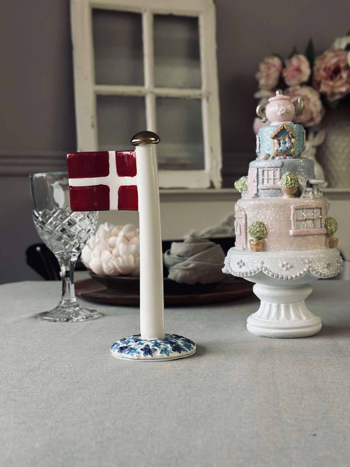 Drapeau en céramique – Dannebrog avec base bleue