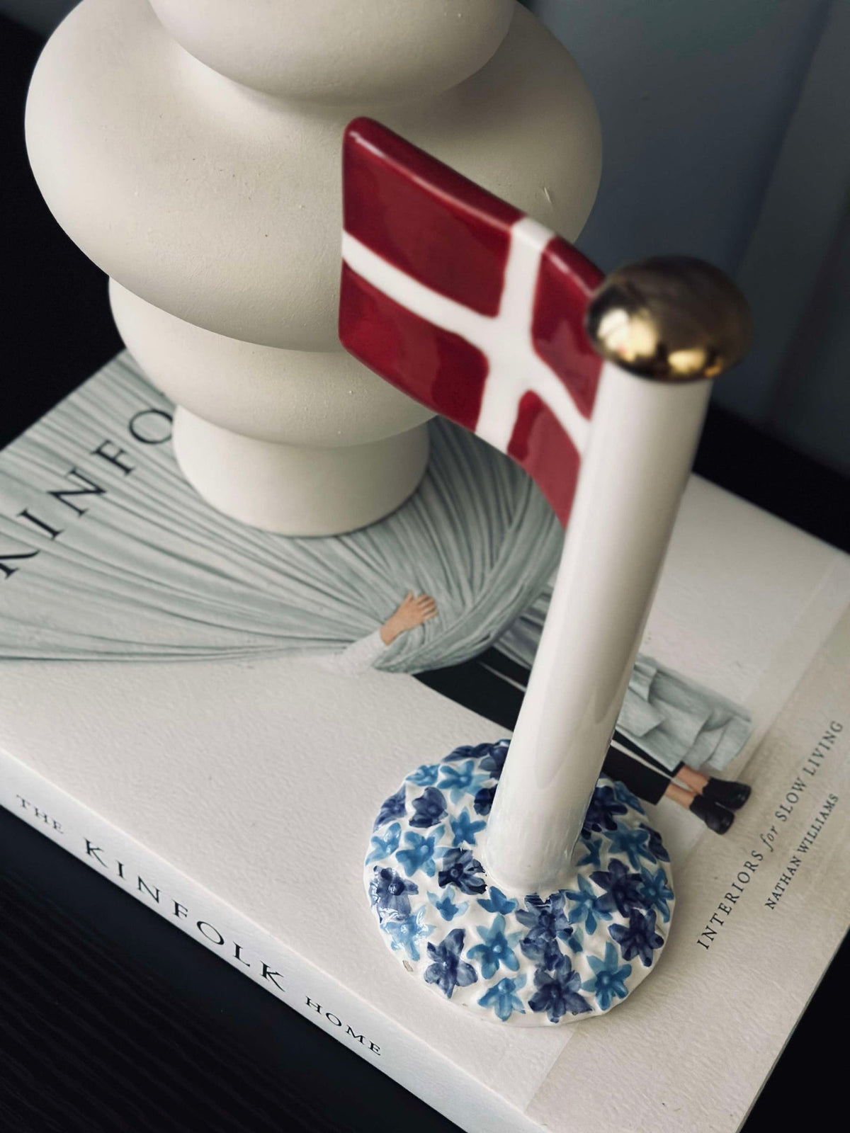 Drapeau en céramique – Dannebrog avec base bleue