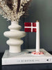 Drapeau en céramique – Dannebrog avec socle rose