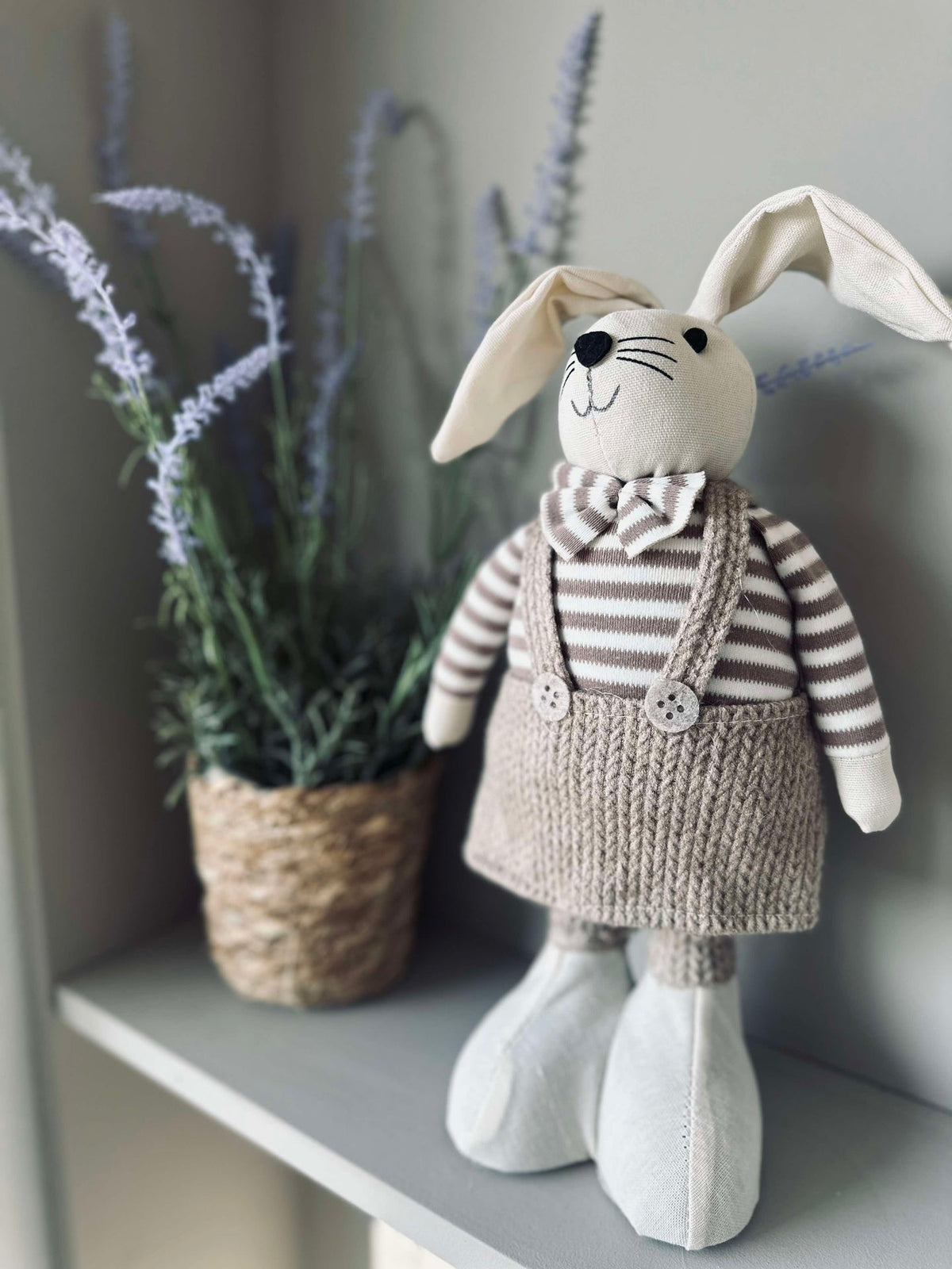 Lapin - Fille en robe rayée