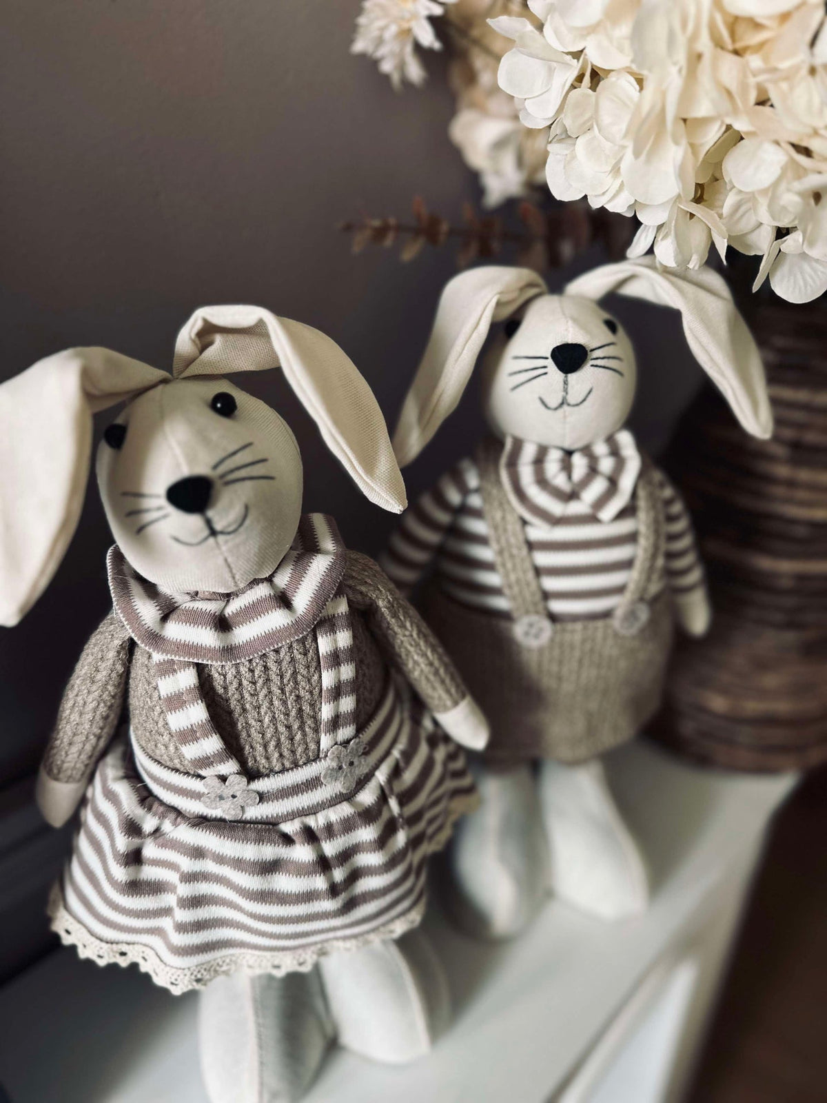 Lapin - Fille en robe rayée