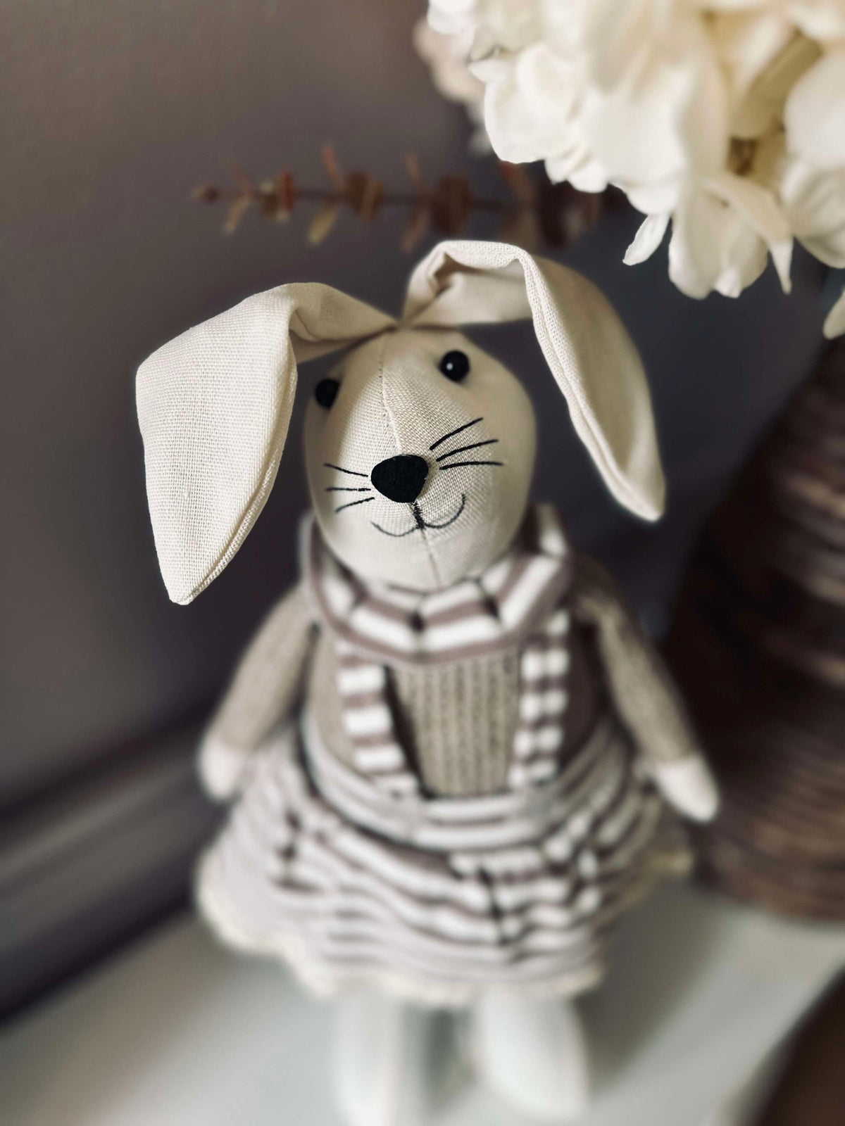 Lapin - Fille en robe rayée