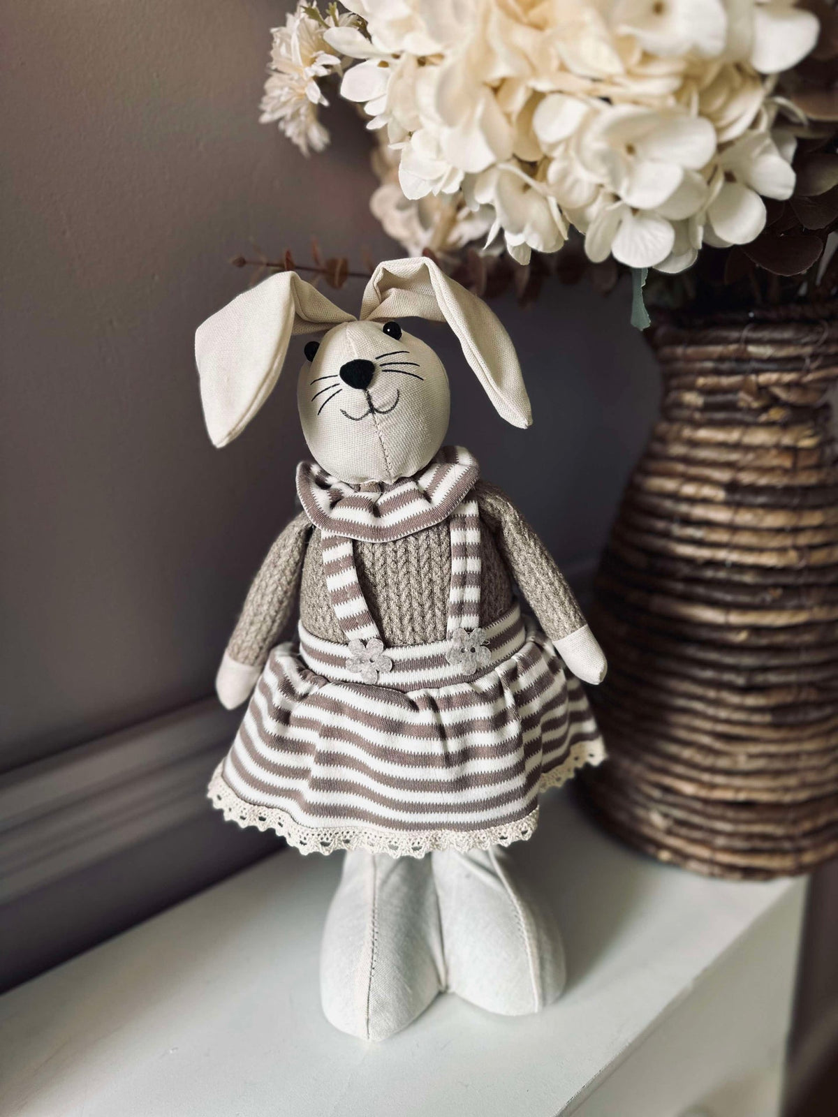 Lapin - Fille en robe rayée