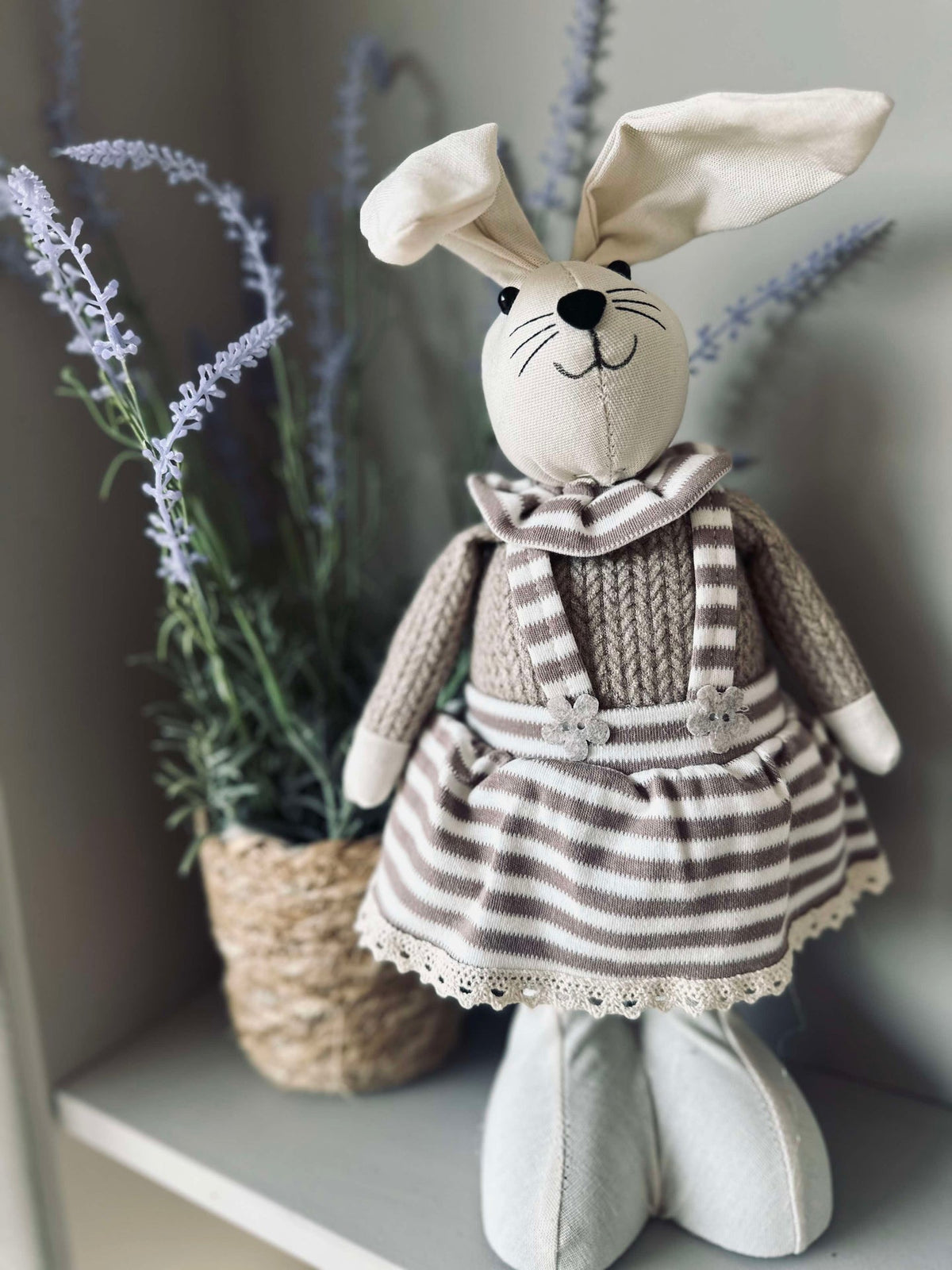 Lapin - Fille en robe rayée