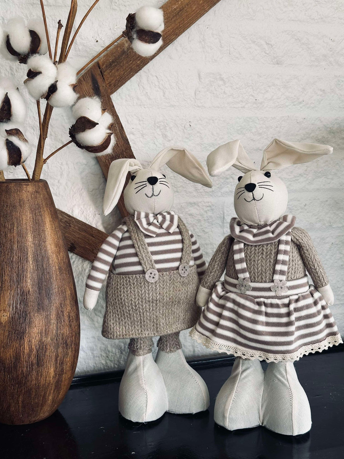 Lapin - Fille en robe rayée