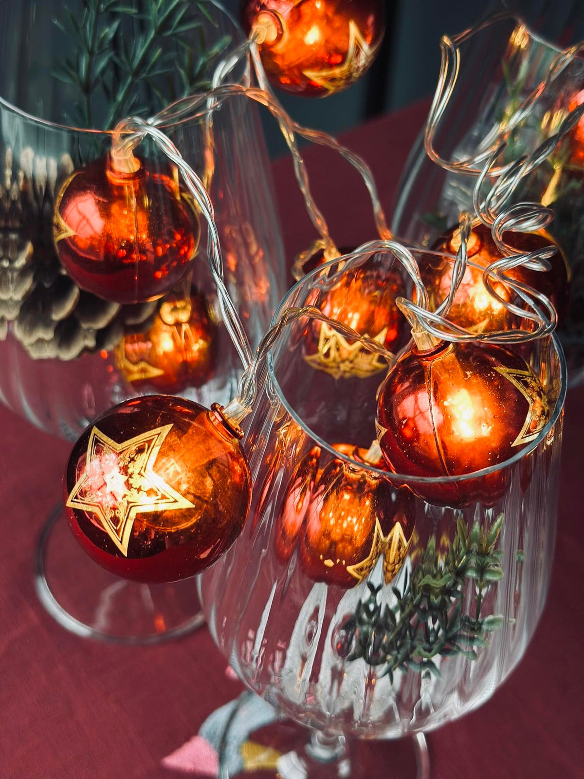 Guirlande lumineuse avec petites boules de Noël